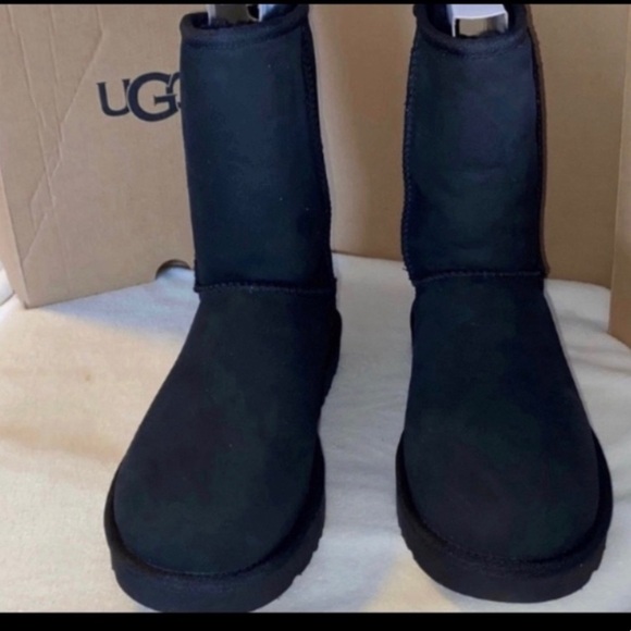 - UGG CLASSIC SHORT - Picture 2 of 5